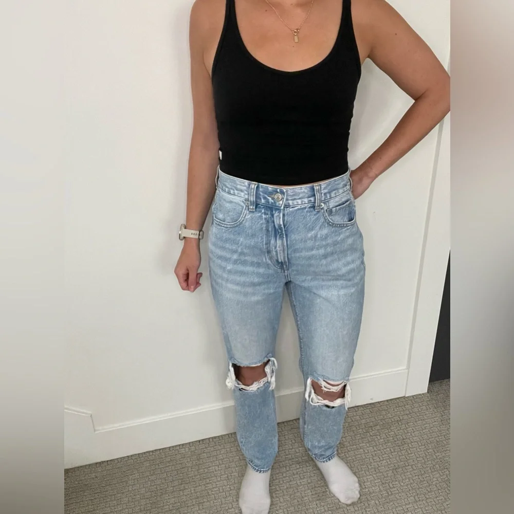 Distressed High Rise 90s Mom Jean Abercrombie & Fitch - Picture 2 of 6